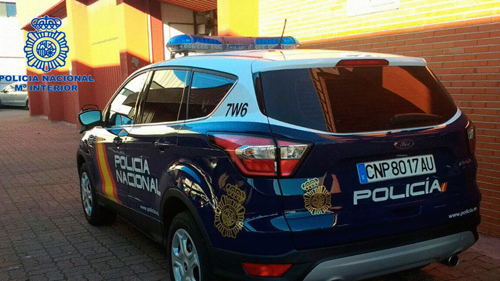 Un coche de la Policía Nacional en el momento de la detención en Tudela. POLICÍA NACIONAL