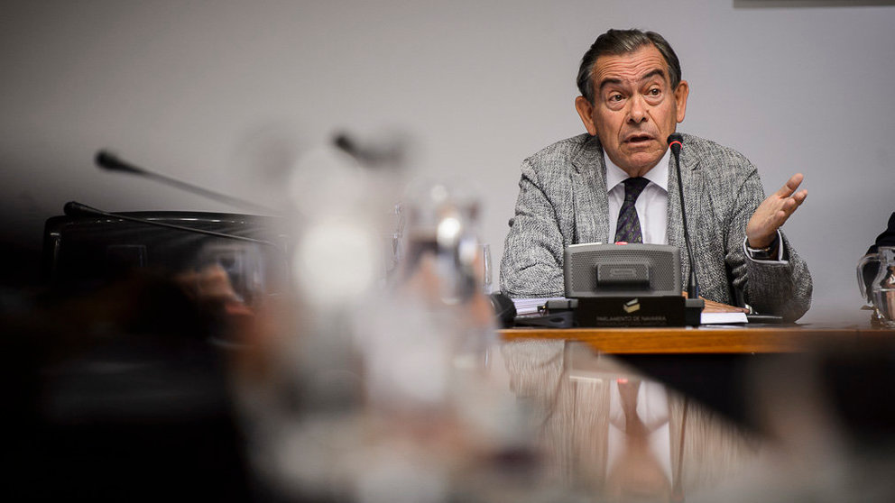 El expresidente del Consejo de Administración de Caja de Ahorros de Navarra, José Antonio Asiáin, comparece en la comisión de investigación sobre la desaparición de Caja Navarra. PABLO 