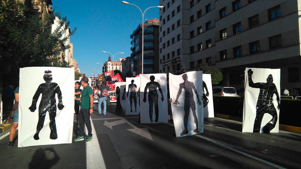 La manifestación convocada por los sindicatos nacionalistas que ha recorrido el centro de Pamplona en contra de la siniestralidad laboral. EUROPA PRESS