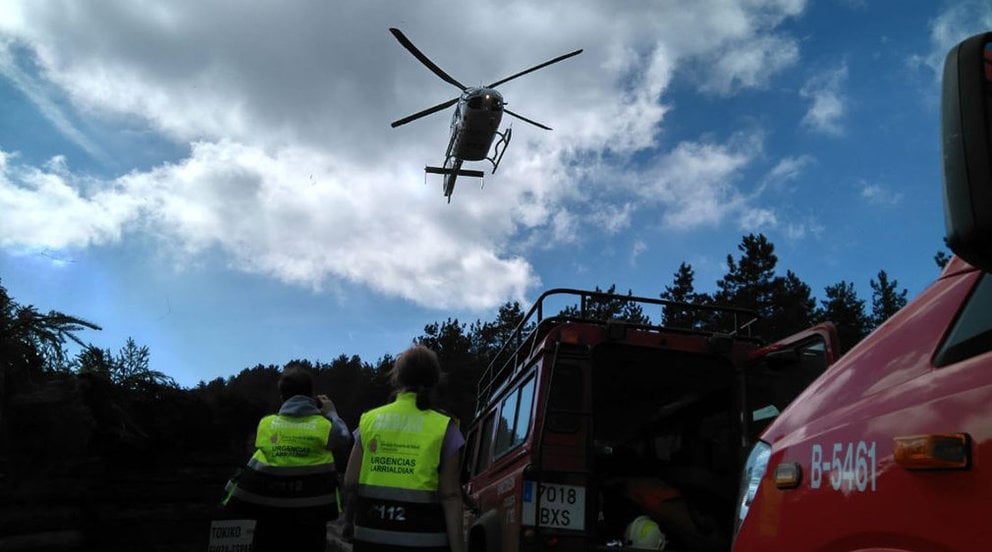 Imagen de un helicóptero y del dispositivo sanitario trasladado a Goizueta TWITTER BOMBEROS