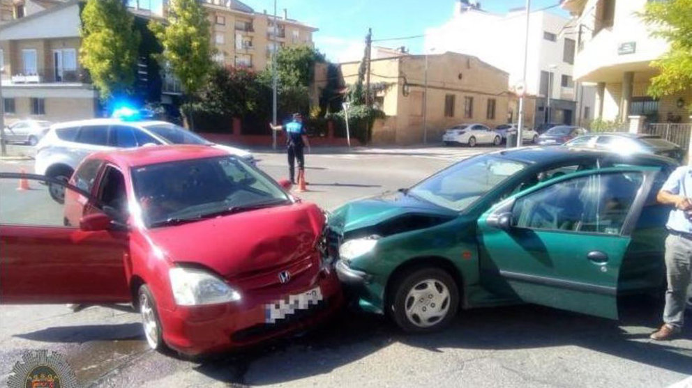 Imagen de la coisión frontal atendida en la calle Virgen de la Cabeza de Tudela, donde dos personas resultaron heridas POLICÍA LOCAL DE TUDELA