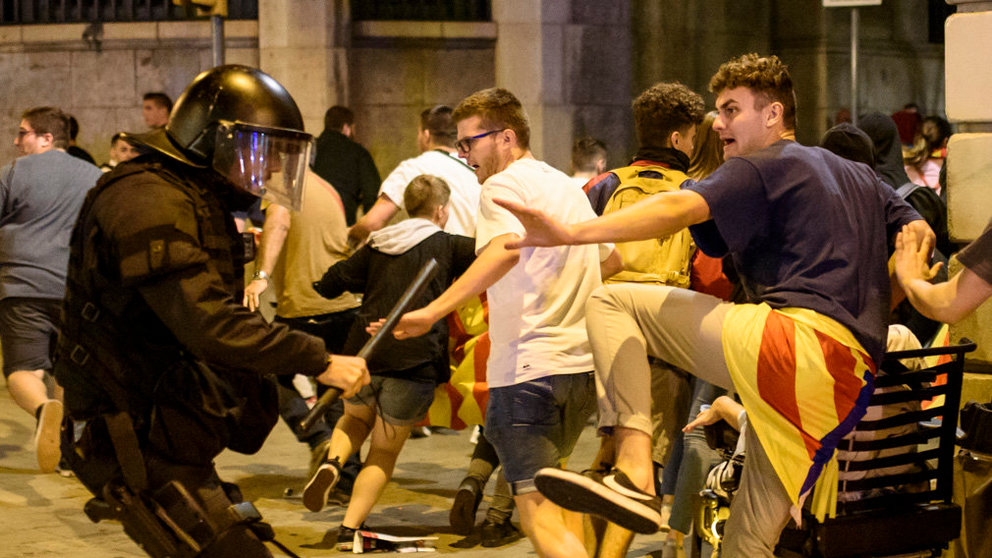 Incidentes en Barcelona con cargas por parte de los Mossos D'escuadra durante el aniversario de ante la Jefatura de la Policia Nacional en Via Laietana. MIGUEL OSÉS ( (6)
