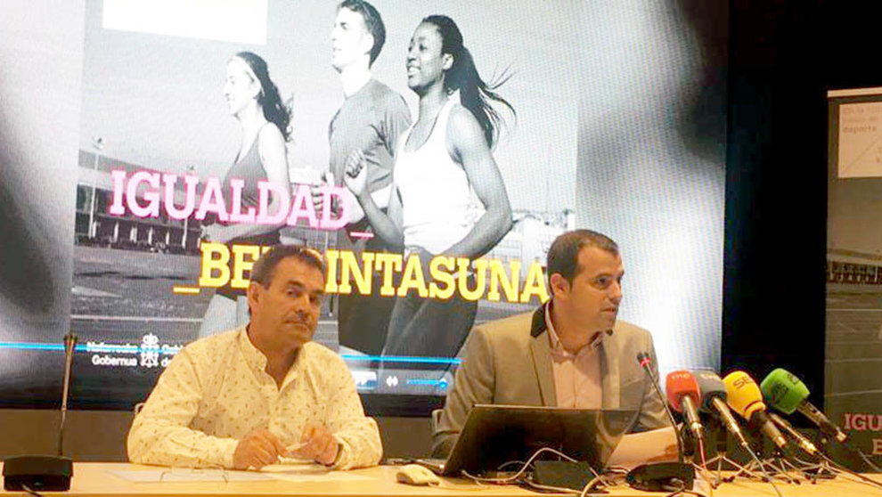 El subdirector de Deporte, Primitivo Sánchez, y el director gerente del INDJ, Rubén Goñi, durante el acto.