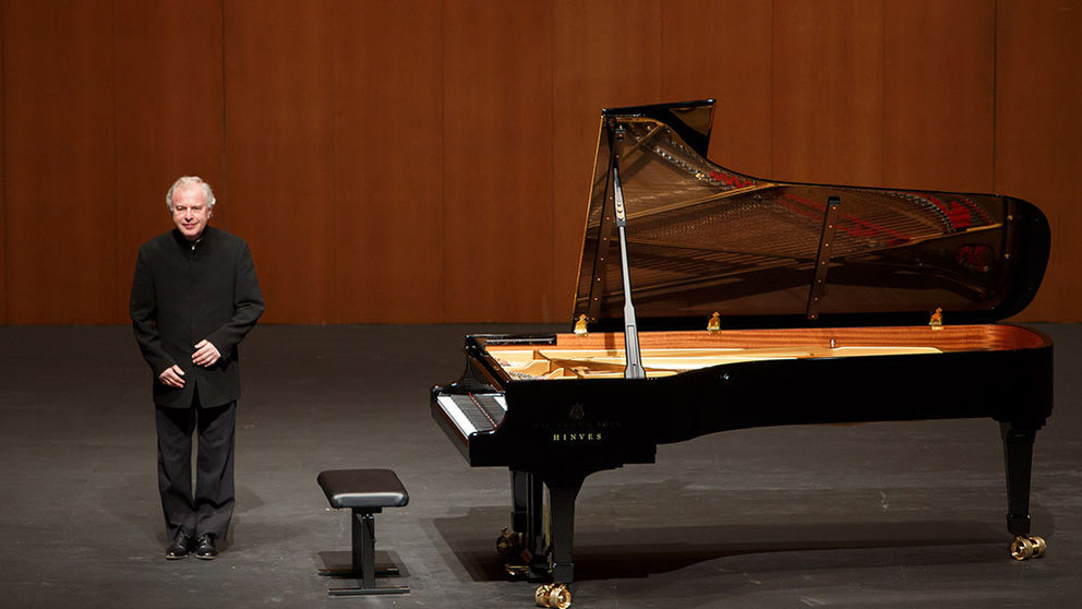 Concierto de piano ofrecido por el músico Sir András Schiff en el Baluarte. IÑAKI ZALDUA