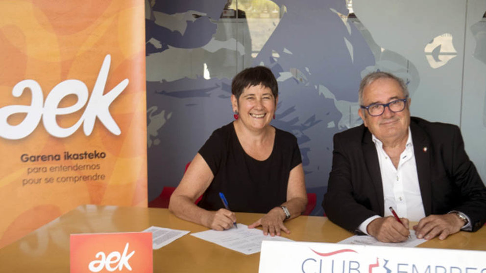 El presidente de la entidad rojilla, Luis Sabalza, ha firmado el acuerdo con la coordinadora general de AEK, Mertxe Mugika, en El Sadar.