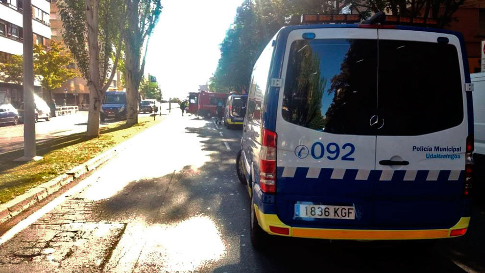 Policía Municipal de Pamplona y ambulancias en el lugar en el que se ha producido el atropello. POLICÍA MUNICIPAL