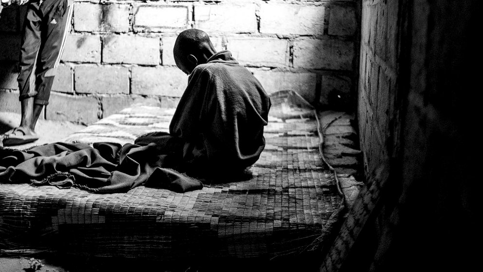 Un niño talibé enfermo reza en una daara de Saly Velingara. Los niños talibés carecen de asistencia médica y las condiciones insalubres en las que viven hace que las enfermedades se contagien entre ellos con suma facilidad. IÑIGO ALZUGARAY