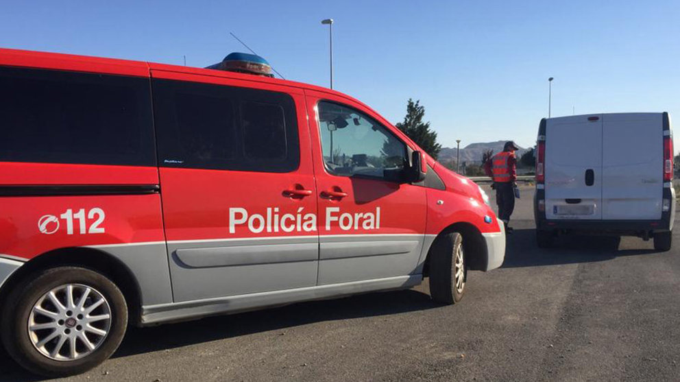 La Policía Foral inmoviliza una furgoneta dedicada al reparto de paquetería después de que su conductor diese positivo en droga y circulase a 111 km h en Cortes POLICÍA FORAL