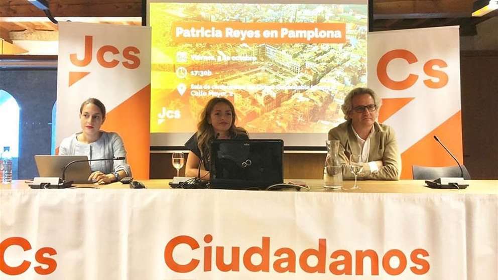 Patricia Reyes, centro, y Carlos Pérez Nievas