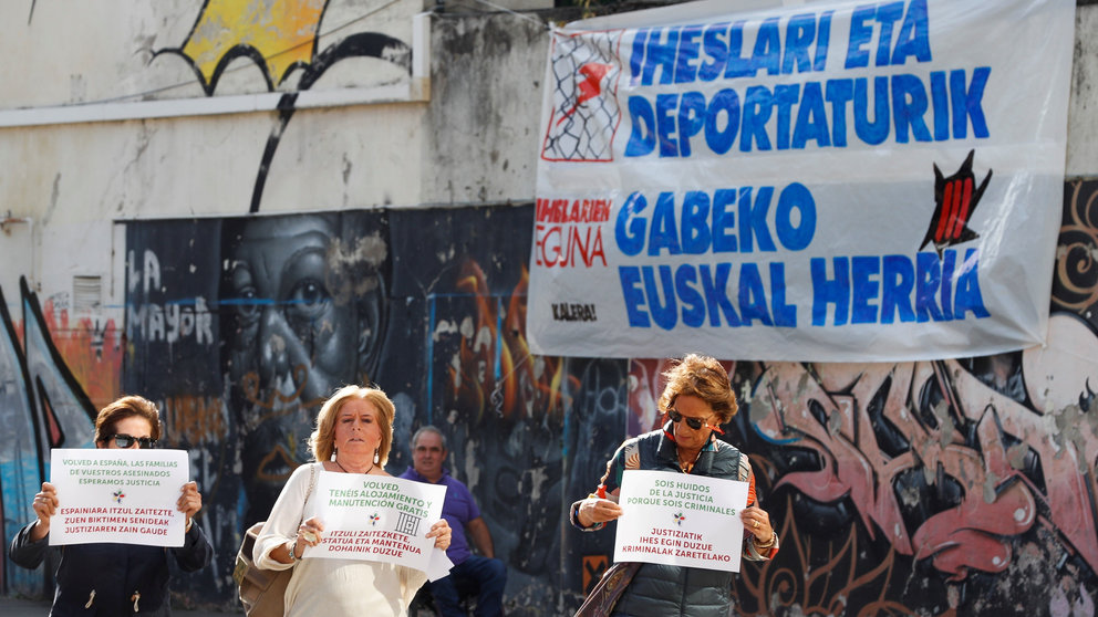 GRAF947. TOLOSA (GIPUZKOA), 06/10/2018.- La presidenta de Covite, Consuelo Ordóñez (c), acompañada de otras dos víctimas, ha irrumpido hoy en el acto organizado por la iniciativa 'Kalera Kalera' en favor de "deportados y huidos" de ETA, en la localidad guipuzcoana de Tolosa, con el objetivo de reclamar "justicia". EFE/Javier Etxezarreta