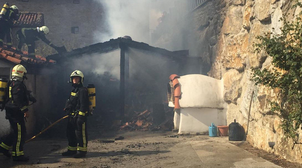 Un grupo de bomberos intervienen en el incendio de una leñera de Oskoz. TWITTER BOMBEROS