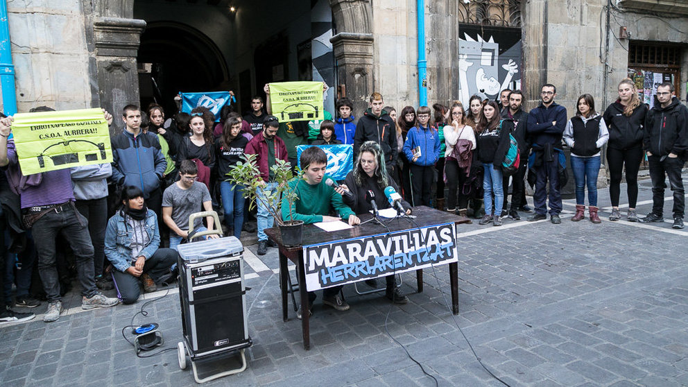 Miembros del colectivo okupa que gestiona el Gaztetxe Maravillas en el Palacio de Rozalejo de Pamplona informan sobre su situación jurídica (02). IÑIGO ALZUGARAY