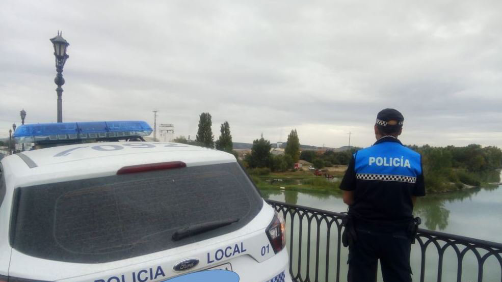 Un policía en el puente del Ebro en Tudela POLICÍA MUNICIPAL DE TUDELA