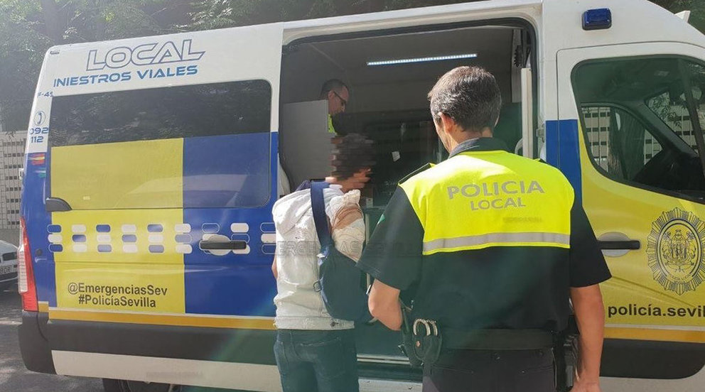 La policía local detiene al hombre que conducía escayolado y sin carné en Sevilla EUROPA PRESS