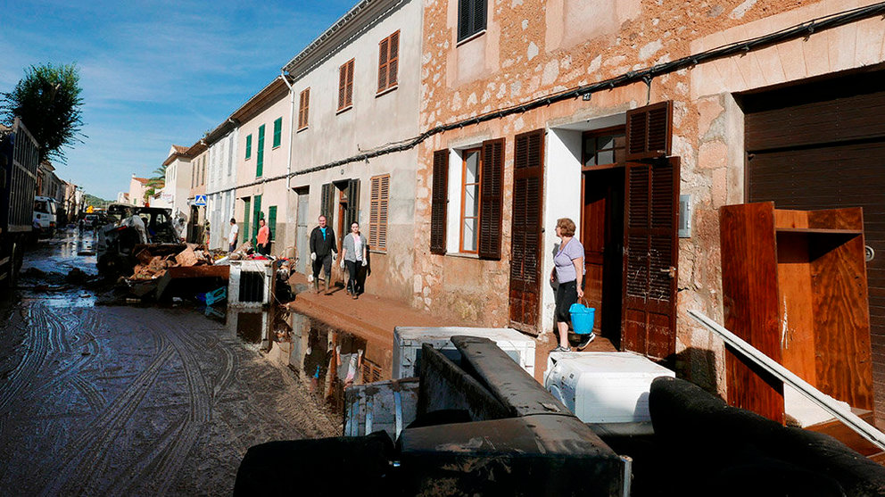GRAF4425. PALMA DE MALLORCA (ESPAÑA), 11/10/2018.- Una mujer (d), sale de la casa de una de los fallecidos, Juana Ballester, una anciana de más de 80 años que murió en su casa debido a las fuertes inundaciones.-EFE/María Traspaderne