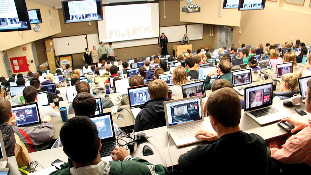 Imagen de un aula de universidad repleta de alumnos tomando apuntes con sus ordenadores portátiles ARCHIVO