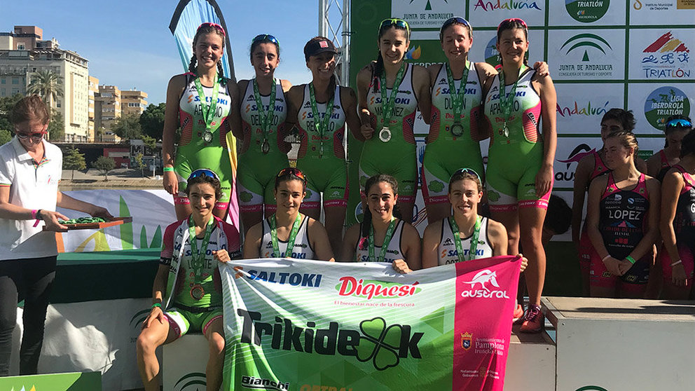 Las triatletas del Saltoki Diquesí posan con las medallas de plata en el campeonato de Sevilla CEDIDA