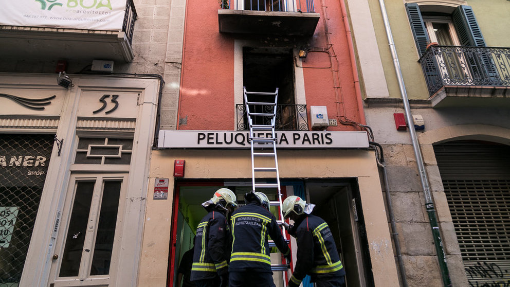 La Policía científica con la ayuda de Bomberos de Navarra han accedido a una vivienda de la calle Mayor de Pamplona para determinar las causas del incendio (18). IÑIGO ALZUGARAY