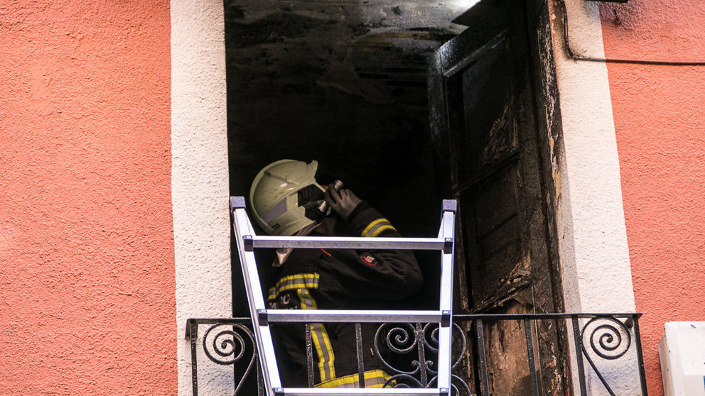 La Policía científica con la ayuda de Bomberos de Navarra han accedido a una vivienda de la calle Mayor de Pamplona para determinar las causas del incendio (25). IÑIGO ALZUGARAY