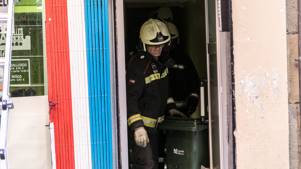 La Policía científica con la ayuda de Bomberos de Navarra han accedido a una vivienda de la calle Mayor de Pamplona para determinar las causas del incendio (26). IÑIGO ALZUGARAY