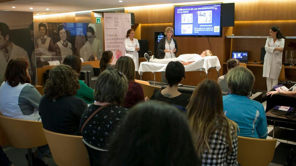 Taller de autoexploración y prevención del cáncer de mama realizado en la Clínica Universidad de Navarra CEDIDA