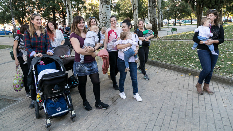 Un grupo de madres y padres que reclama la devolución del IRPF de prestaciones por maternidad graban un vídeo dentro de su campaña reivindicativa (25). IÑIGO ALZUGARAY