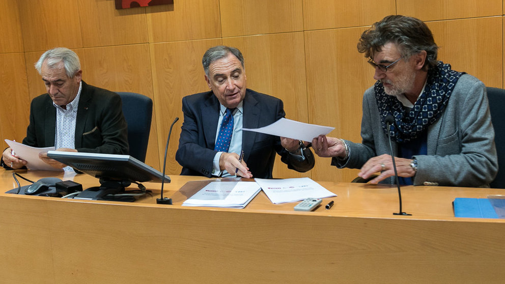 Jesús Santos (UGT), José Antonio Sarría (CEN) y Chechu Rodríguez (CCOO) firman la revisión del Acuerdo Intersectorial de Navarra sobre Relaciones Laborales (12). IÑIGO ALZUGARAY