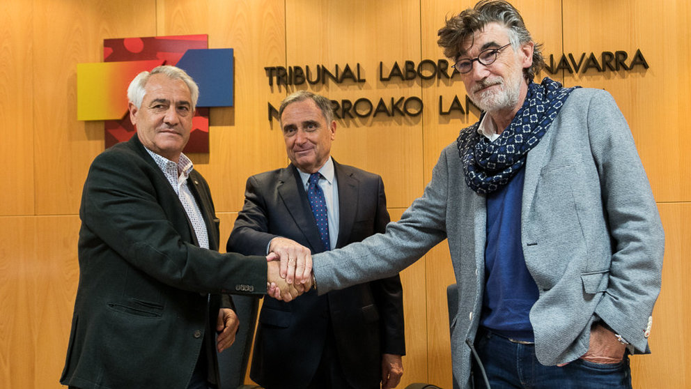 Jesús Santos (UGT), José Antonio Sarría (CEN) y Chechu Rodríguez (CCOO) firman la revisión del Acuerdo Intersectorial de Navarra sobre Relaciones Laborales. IÑIGO ALZUGARAY