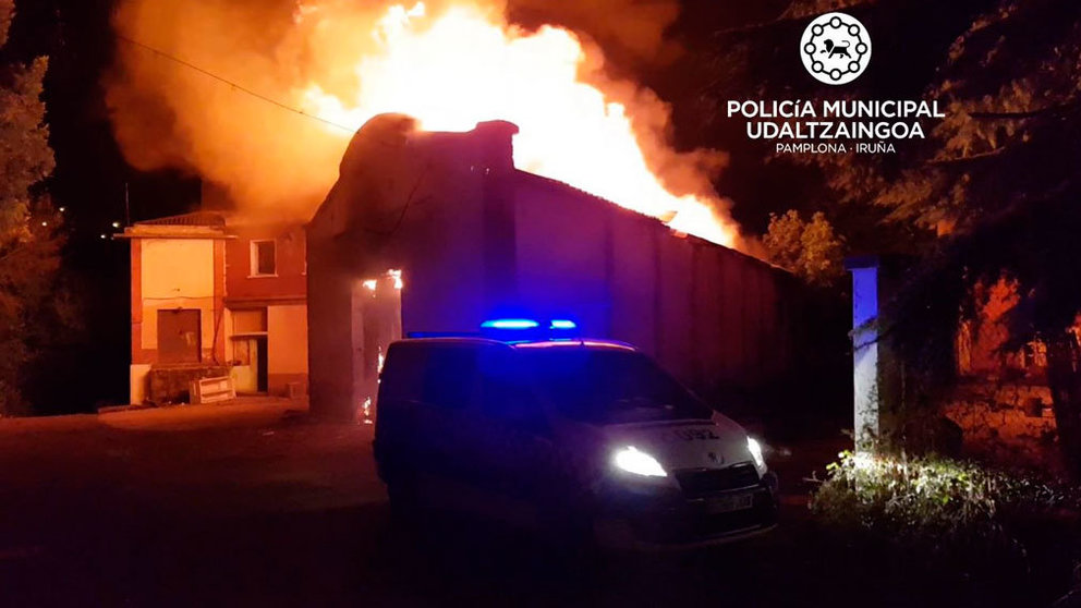 Incendio en una harinera abandonada de San Jorge. POLICÍA MUNICIPAL DE PAMPLONA
