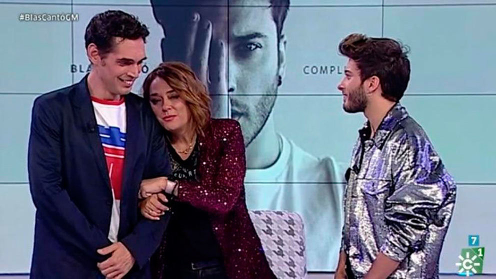 Toñi Moreno se abraza a Josep Lobató en su reaparición en televisión después de padecer una grave enfermedad. TWITTER
