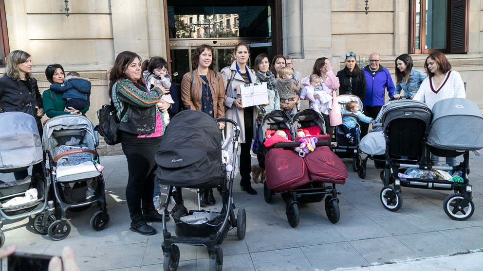El colectivo de madres y padres que reclaman la devolución del IRPF de las prestaciones por maternidad entregan las 24.000 firmas en el Parlamento (06). IÑIGO ALZUGARAY