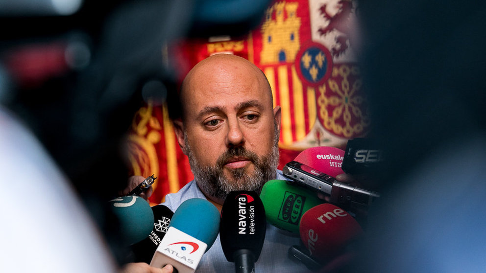El delegado del Gobierno en Navarra, José Luis Arasti, anuncia la dimisión del jefe de la Policía Nacional en Navarra tras el escándalo de su cuenta en Twitter (05). IÑIGO ALZUGARAY
