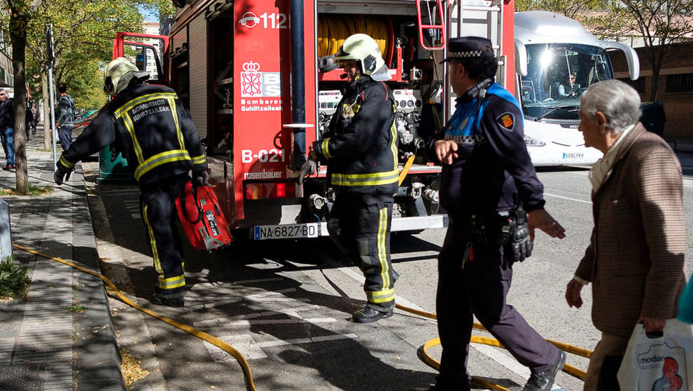 Los bomberos y la Policía Municipal acuden ante la alerta de un incendio en un piso en la calle Iñigo Arista de Pamplona PABLO LASAOSA (5)