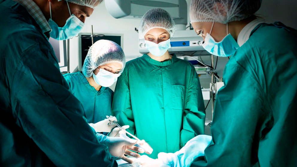 Varios médicos durante una intervención en el quirófano de un hospital ARCHIVO