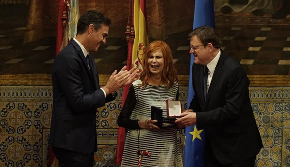 Carmen Alborch junto al presidente del Gobierno, Pedro Sánchez