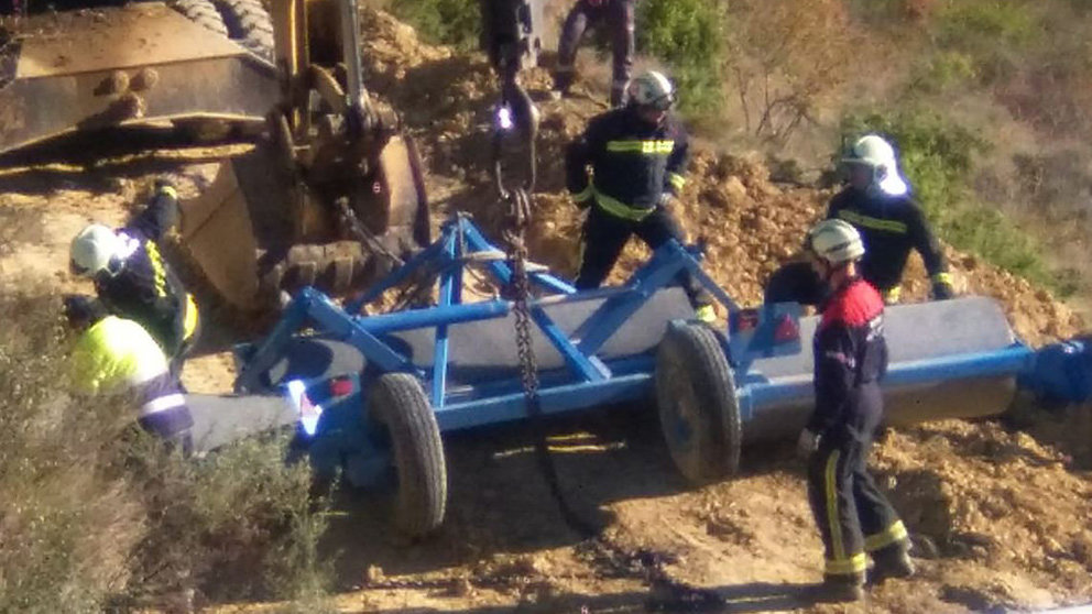 Maquinaria pesada en Echarren de Guirguillano tras el accidente del tractor (2) BOMBEROS DE NAVARRA