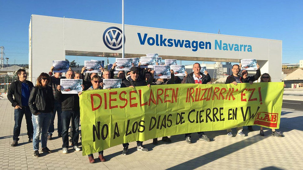 Concentración del sindicato LAB en contra de los 7 días de cierre de Volkswagen Navarra Foto LAB