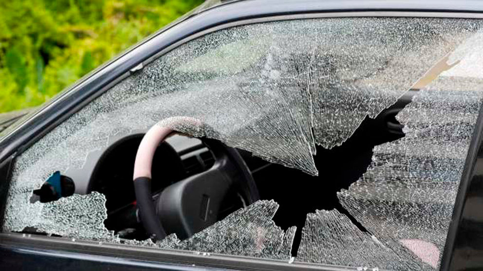 Imagen de la ventanilla de la puerta del conductor de un coche rota después de recibir una pedrada ARCHIVO