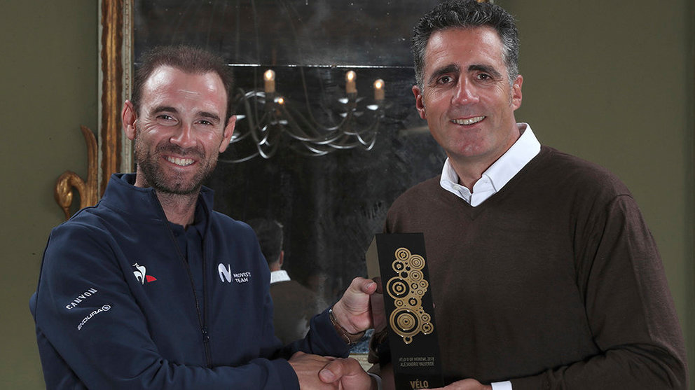 Valverde recibe el trofeo de manos de Miguel Induráin Movistar team