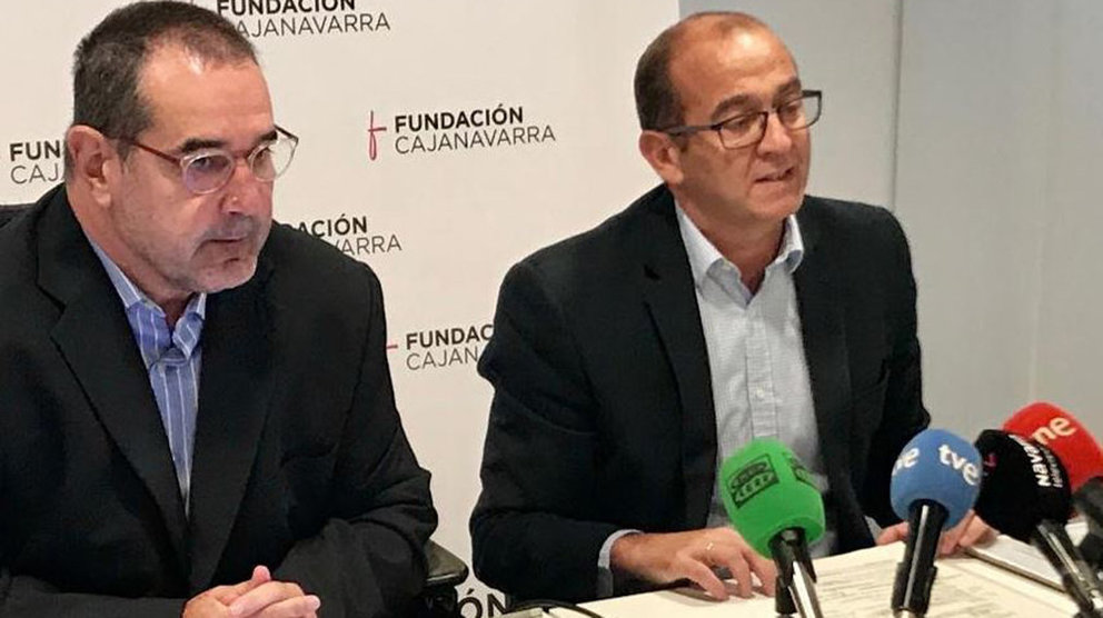 Javier Fernández y Javier Miranda, en la presentación del plan estratégico de Fundación Caja Navarra CEDIDA