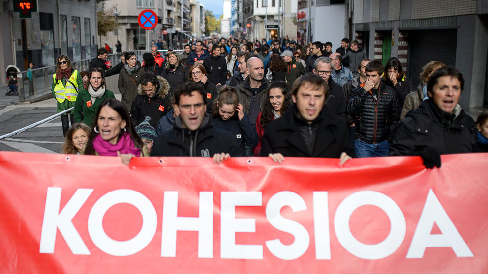 Una manifestación a favor del euskera recorre las calles de Pamplona. PABLO LASAOSA 02