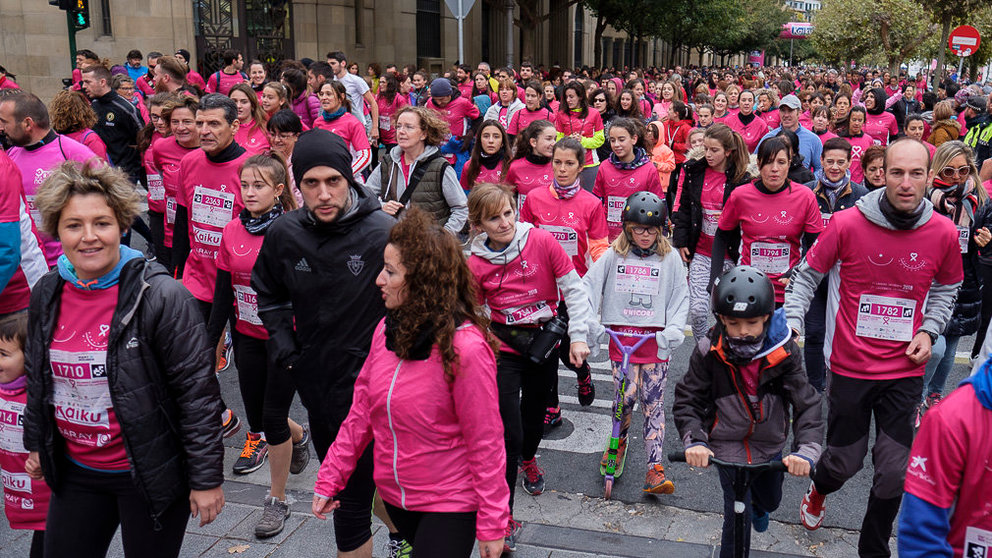 Miles de personas participan en la carrera contra el cancer organizada por SARAY. PABLO LASAOSA 45