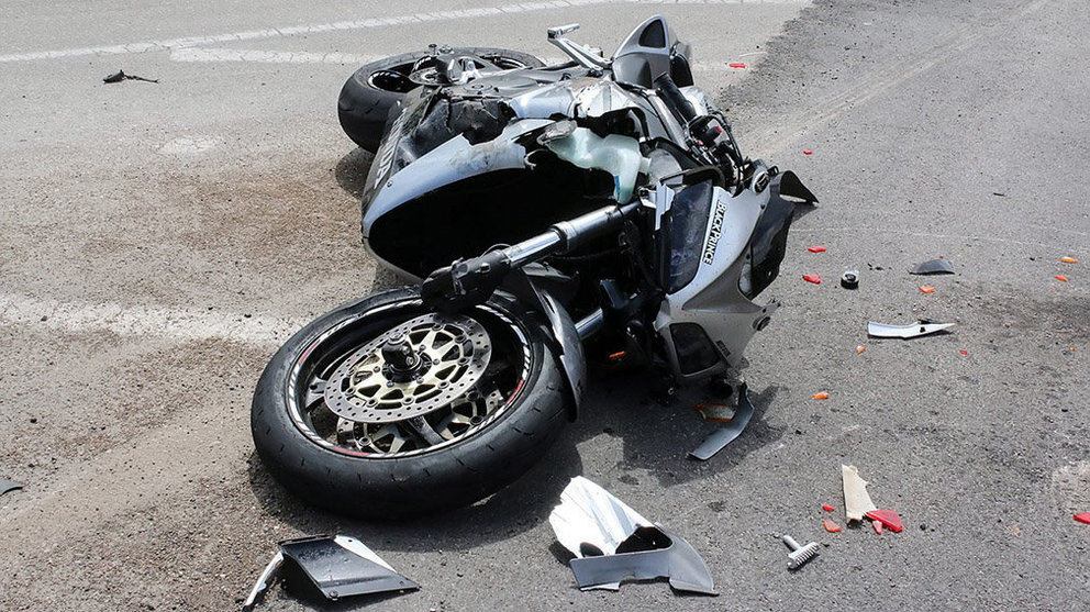 Imagen de archivo de una moto derribada tras sufrir un accidente en el que el motorista reviste varias heridas ARCHIVO