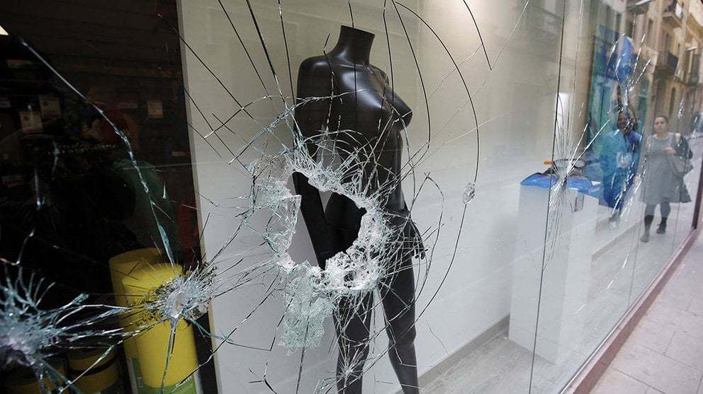 Imagen de archivo del cristal de un escaparate roto en una tienda de ropa Archivo EFE