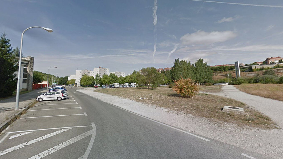 Imagen de las campas en Echavacoiz, frente a Grupo Urdanoz, donde se planea habilitar un nuevo aparcamiento disuasorio en Pamplona ARCHIVO