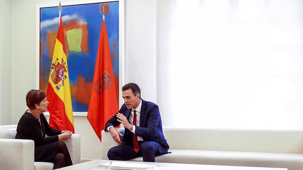 GRAF8898 MADRID, 31/10/2018.-El presidente del Gobierno, Pedro Sánchez,d., y la presidenta de Navarra, Uxue Barkos,durante la reunión que mantuvieron hoy en el Palacio de La Moncloa. EFE/Emilio Naranjo