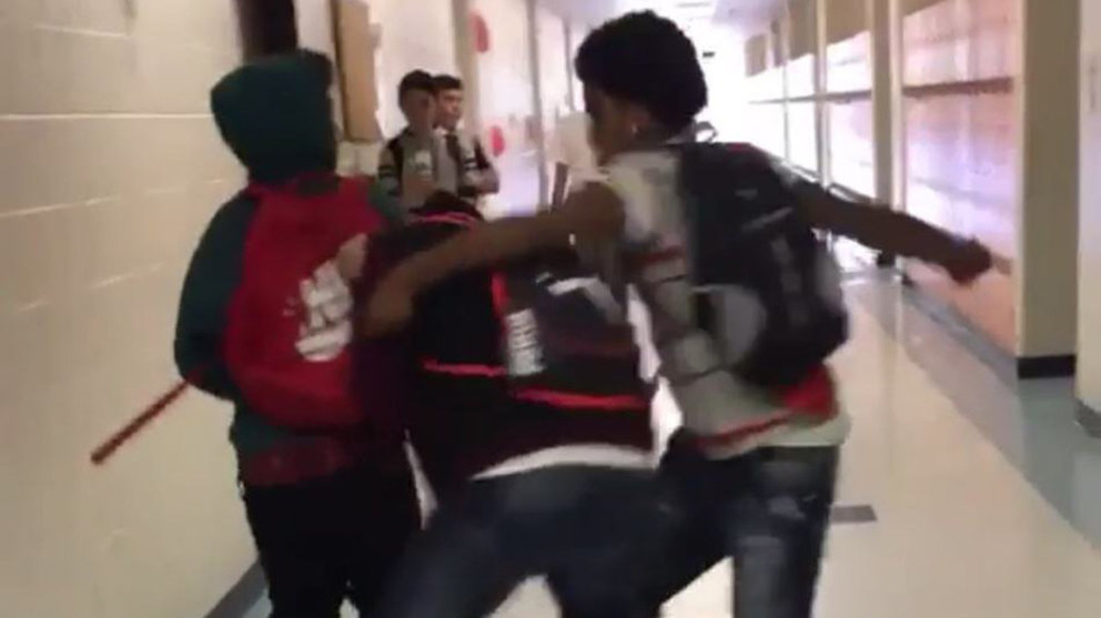 Imagen de archivo de una pelea entre estudiantes de un instituto, uno de los problemas más denunciados en las escuelas junto a las agresiones de docentes y profesores. ARCHIVO