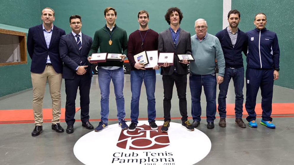 El Tenis Pamplona homenaje a sus tres campeones del mundo de pelota. Facebook Club de Tenis.