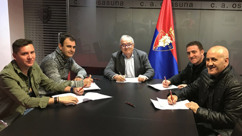 Luis Sabalza firma el convenio con cuatro nuevos clubes. CA Osasuna.