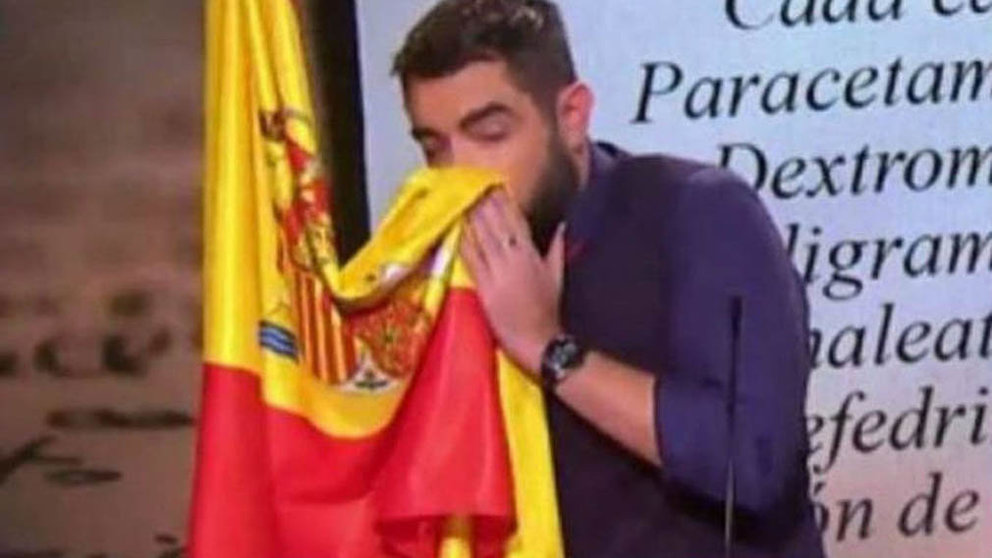Momento en que Dani Mateo se suena los mocos con la bandera española en el sketch de la Sexta
